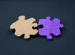Pieza de puzle de cartón que encaja con otra violeta con circuitos, la digitalización de una pyme paso a paso