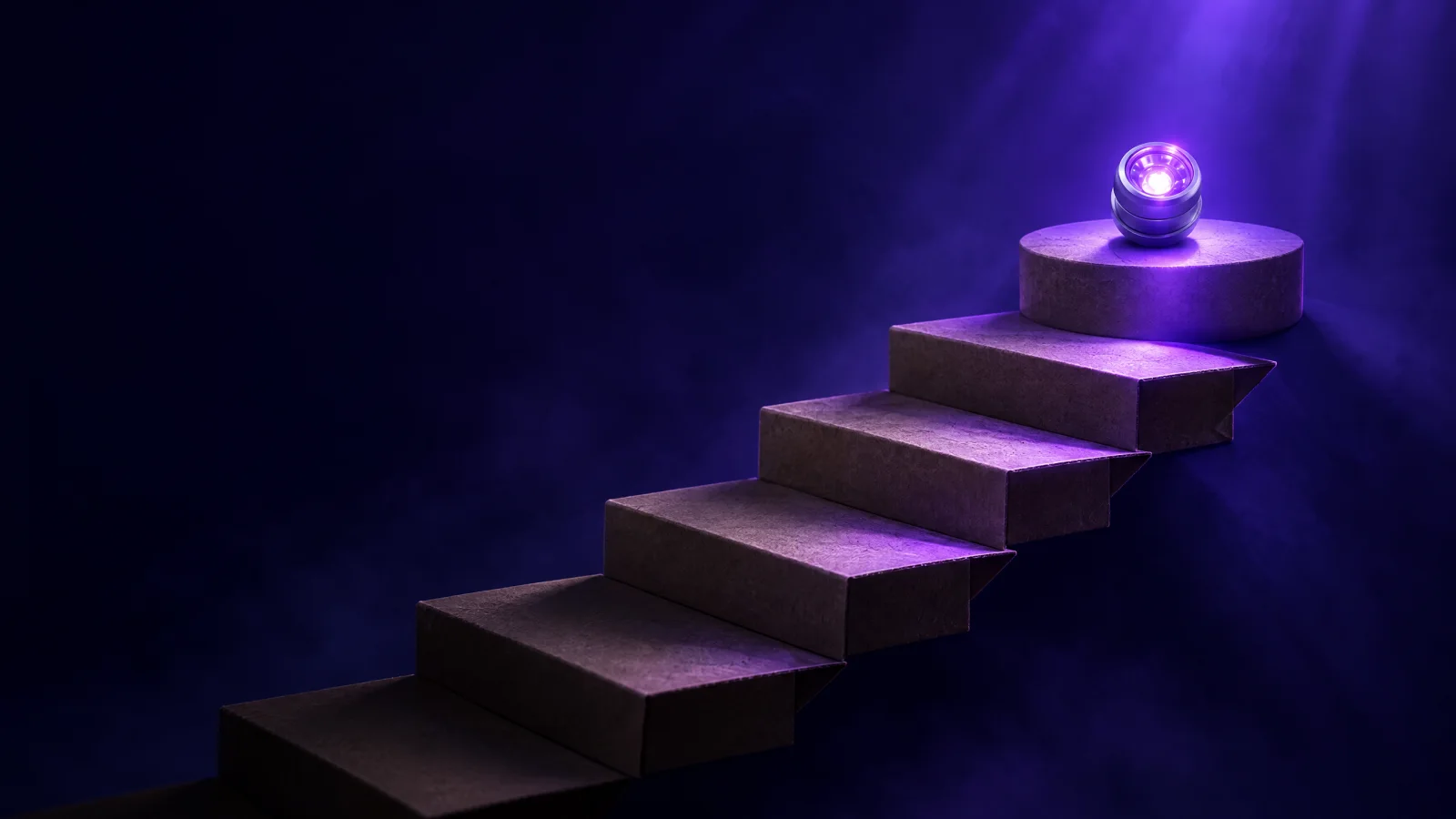 Escalera de tarjetas de papel kraft que sube desde la sombra hasta una plataforma iluminada por un foco violeta
