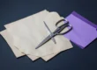 Dos hojas de papel crudo casi idénticas superpuestas, una hoja violeta aparte y unas tijeras abiertas encima