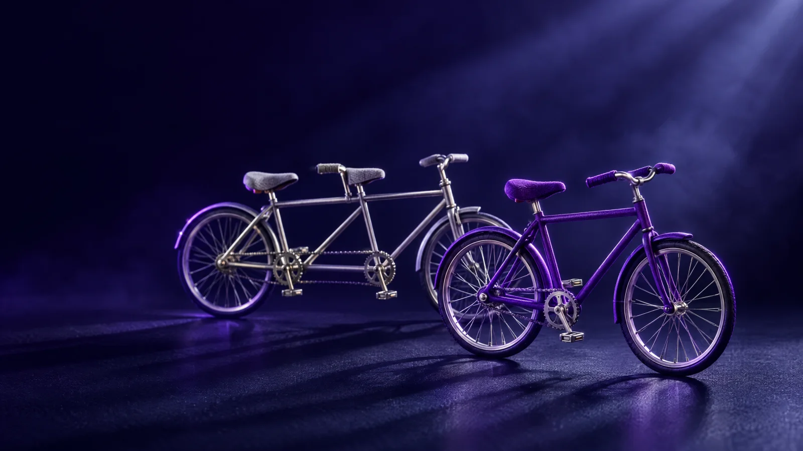 Bicicleta violeta de una plaza junto a un tándem plateado, como elegir entre un diseñador freelance y una agencia