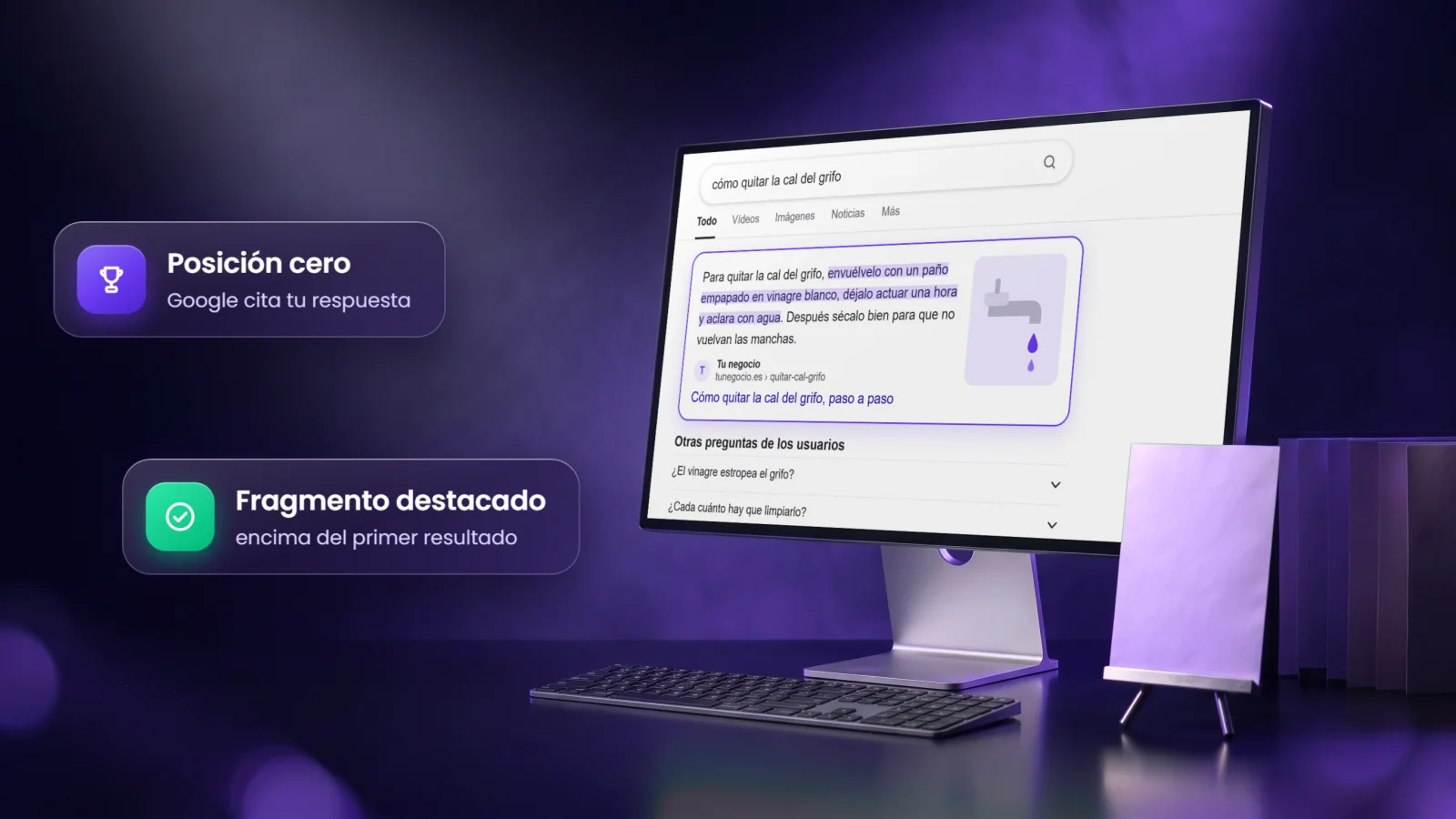 Monitor con la posición cero de Google, un fragmento destacado que cita tu web, junto a un atril con una tarjeta lila
