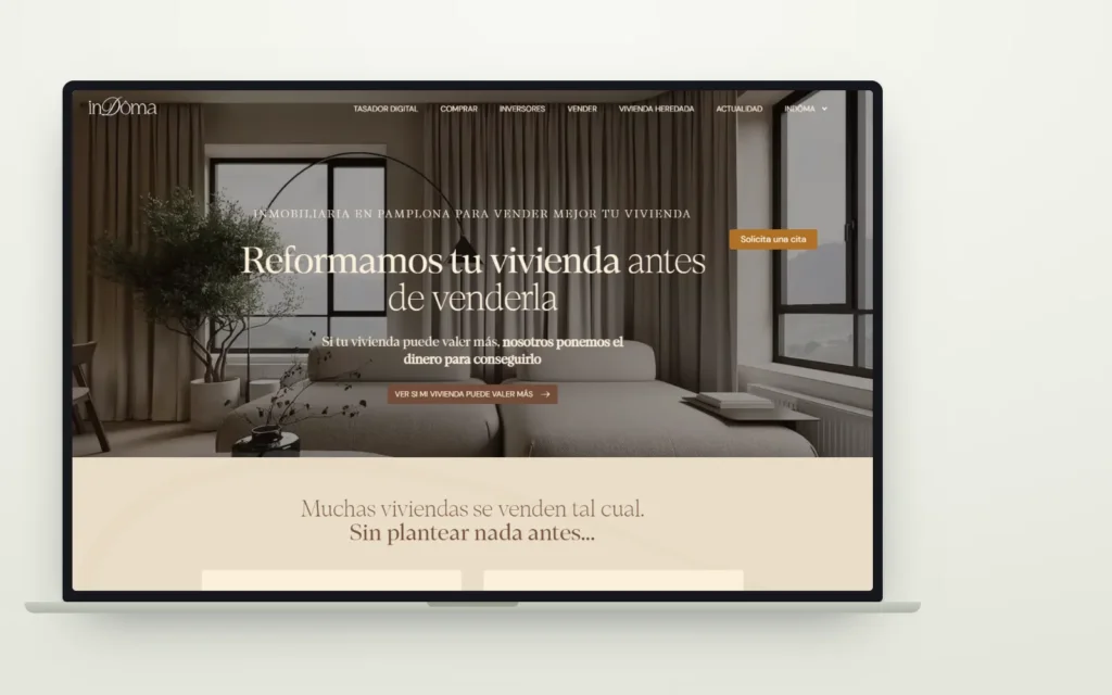 Diseño web de la inmobiliaria inDôma en un portátil, con el lema «Reformamos tu vivienda antes de venderla»