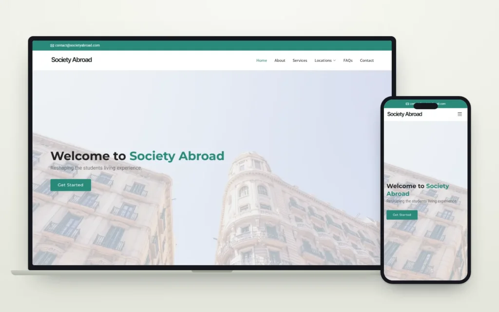 Web de Society Abroad con el saludo «Welcome to Society Abroad» sobre una fachada, en ordenador y en móvil