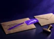 Sobre kraft con la dirección antigua tachada y una etiqueta violeta de reenvío con una flecha, como una redirección 301