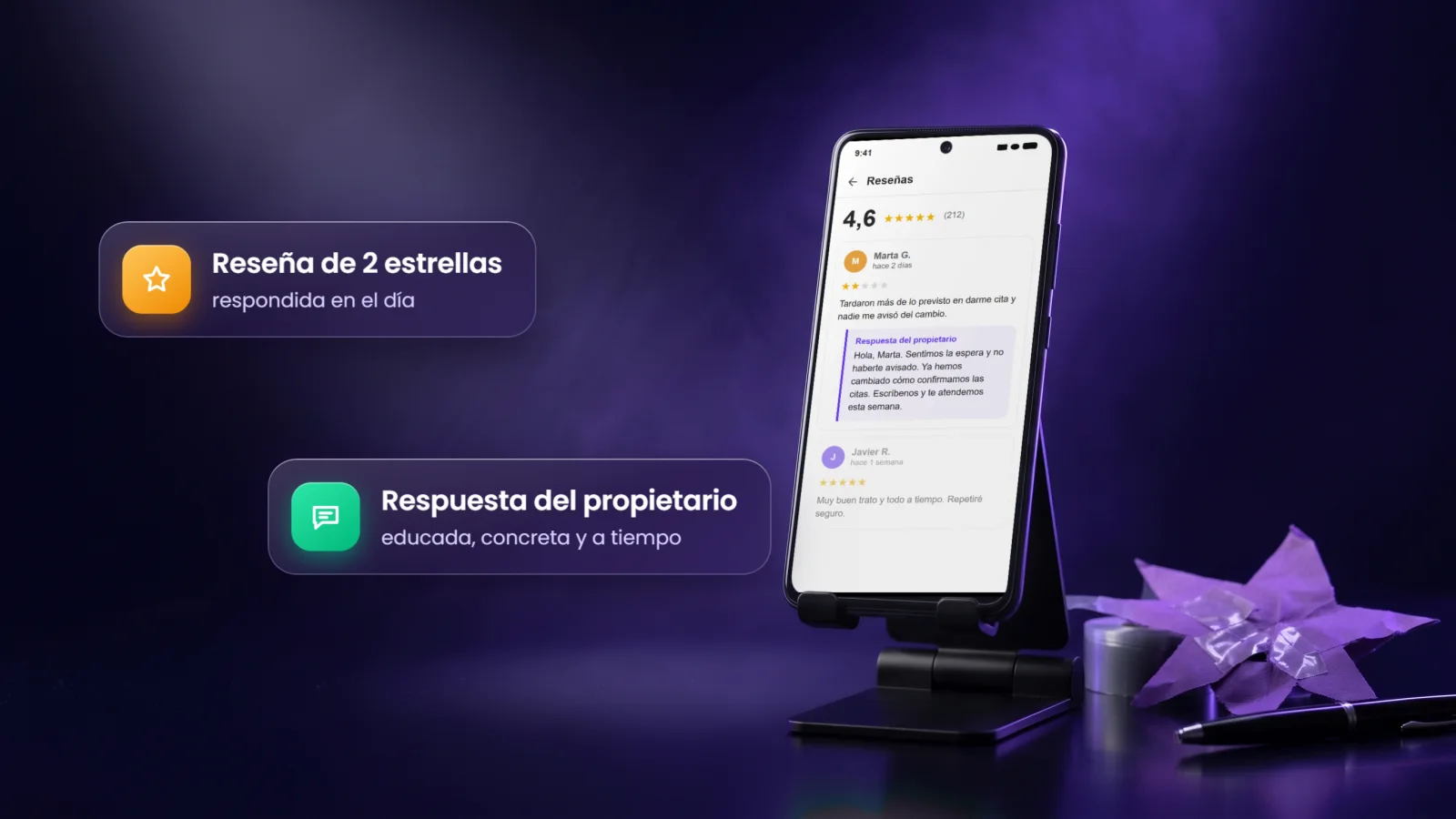 Móvil con una reseña de dos estrellas y la respuesta del propietario, junto a una estrella de papel reparada con cinta