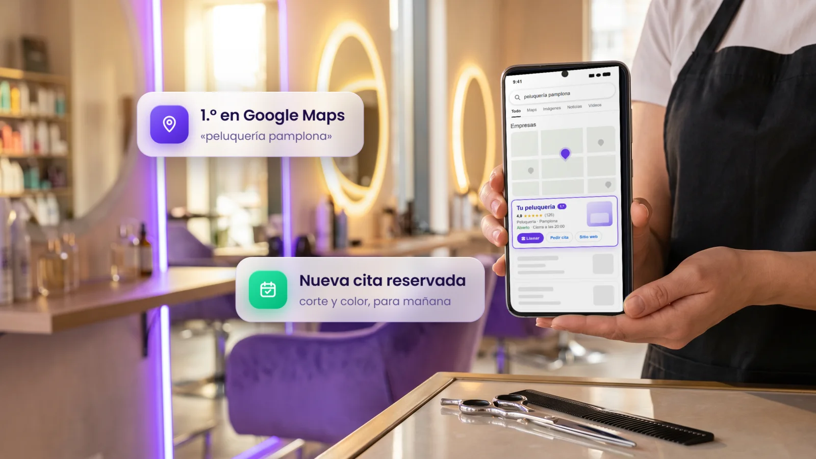 Manos con delantal y un móvil con una peluquería la primera en Google Maps, en un salón con sillones violetas