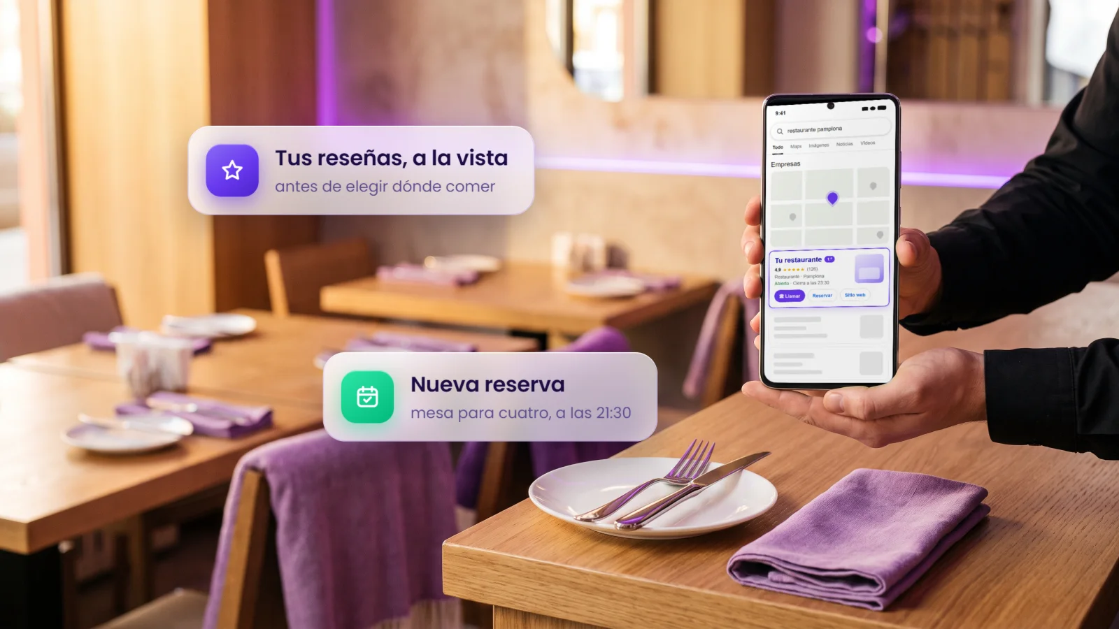 Manos con un móvil que enseña un restaurante el primero en Google Maps con el botón de reservar, en un comedor
